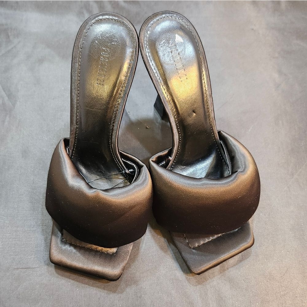 BRAND NEW FOREVER 21 SQUARE TOE SATIN THICK STRAP WOMEN'S SANDAL